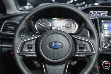 Novosibirsk, Rusya - 18 Kasım 2021: Subaru XV, gösterge paneli, çok fonksiyonlu direksiyon, Speedomet