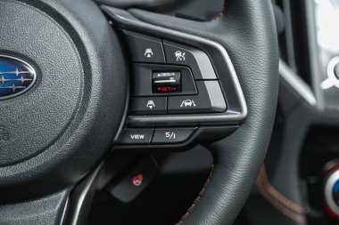 Novosibirsk, Rusya - 18 Kasım 2021: Subaru XV, fonksiyon düğmeli araba direksiyonunu kapat