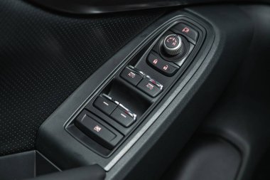 Novosibirsk, Rusya - 18 Kasım 2021: Subaru XV, yan kapı düğmeleri: pencere, ayna ayarlama düğmeleri, kapı kilidi. Araba içeride.