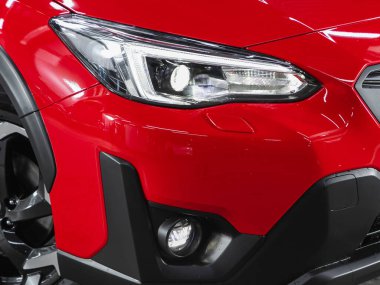 Novosibirsk, Rusya - 18 Kasım 2021: Subaru XV, arabanın farlarını kapat. Dış görünüm kapatma ayrıntısı