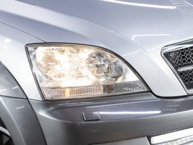Novosibirsk, Rusya - 18 Kasım 2021: Kia Sorento, arabanın farlarını kapat. Dış görünüm kapatma ayrıntısı
