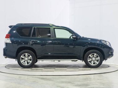 Novosibirsk, Rusya - 03 Ekim 2021: Mavi Toyota Land Cruiser Prado, yan görüş. Otoparkta popüler bir SUV.   