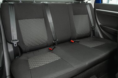 Novosibirsk, Rusya - 07 Ekim 2021: Lada Vesta, siyah tekstil yolcuları için arka koltuk