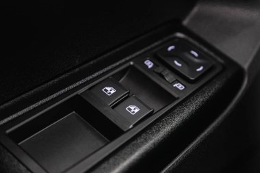 Novosibirsk, Rusya - 24 Ekim 2021: Lada Vesta SV, yan kapı düğmeleri: pencere, ayna ayarlama düğmeleri, kapı kilidi. Araba içeride.