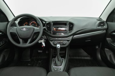 Novosibirsk, Rusya - 24 Ekim 2021: Lada Vesta SV, otomatik transmisyonlu yeni modern SUV arabasının içi, Dashyaban domuzu