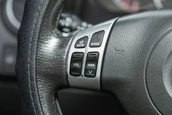 2021年11月4日 Suzuki Sx4 关闭带有功能按钮的汽车方向盘 — 图库照片