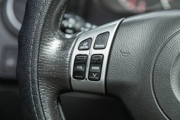 Novosibirsk, Rusya - Kasım 04, 2021: Suzuki SX4, fonksiyon düğmeleri olan araba direksiyonunu kapat