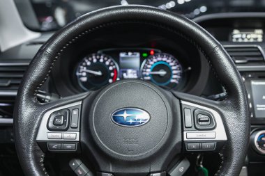 Novosibirsk, Rusya - 11 Kasım 2021: Subaru Forester, Auto Interior: Logo, hız göstergesi ve takometresi olan direksiyon