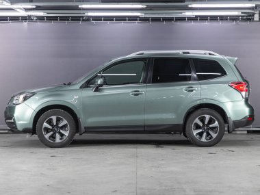 Novosibirsk, Rusya - 11 Kasım 2021: yeşil Subaru Forester, yan görüş. Otoparktaki popüler araba.   