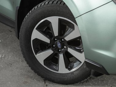 Novosibirsk, Rusya - 11 Kasım 2021: Subaru Forester, hafif alaşımlı tekerlekle arabanın ön tarafını kapatın