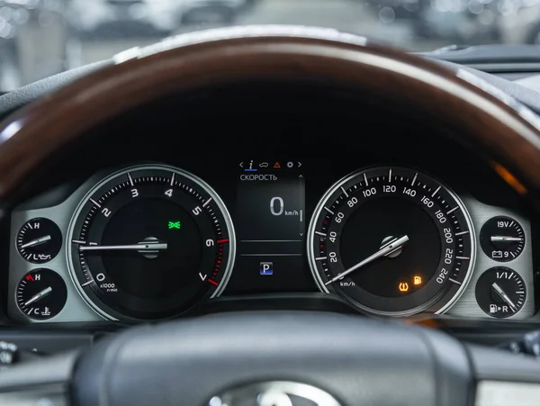 2021年11月11日 丰田越野车200 汽车仪表盘现代汽车控制面板速度显示 — 图库照片