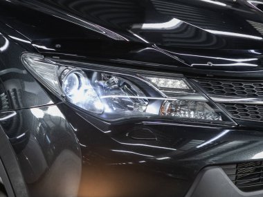 Novosibirsk, Rusya - 18 Kasım 2021: Toyota RAV-4, Modern bir arabanın Parlak Farları