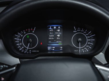 Novosibirsk, Rusya - 24 Kasım 2021: Lifan, hız göstergesini devir ve km metrekare ile kapat