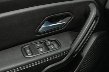 Novosibirsk, Rusya - 07 Ekim 2021: Renault Duster, araba kapısı iç kolluk pencere kontrol paneli, kapı kilidi düğmesi. İç ayrıntılar