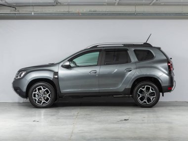 Novosibirsk, Rusya - 07 Ekim 2021: gri Renault Duster, yan görüş. Otoparktaki popüler araba.   