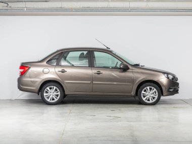 Novosibirsk, Rusya - 24 Ekim 2021: gri Lada Granta, yan görüş. Otoparktaki popüler araba.   