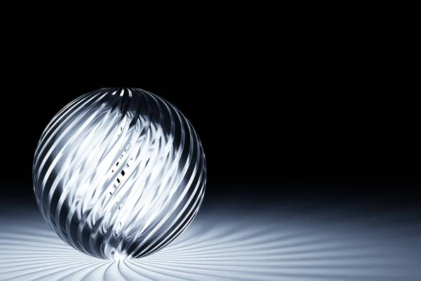 多くの顔を持つ透明なガラスボールの3Dイラストは 結晶が白いネオンの下の暗い背景に散乱します サイバーボールの形 — ストック写真