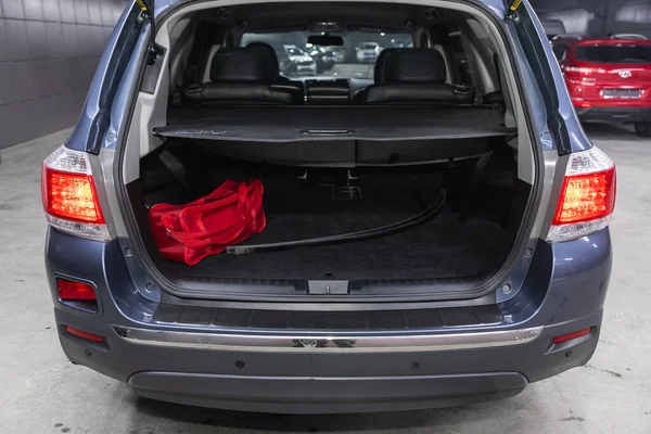 2021年12月1日 丰田汽车公司高地人 后视镜 一辆装有敞篷行李箱的汽车 — 图库照片