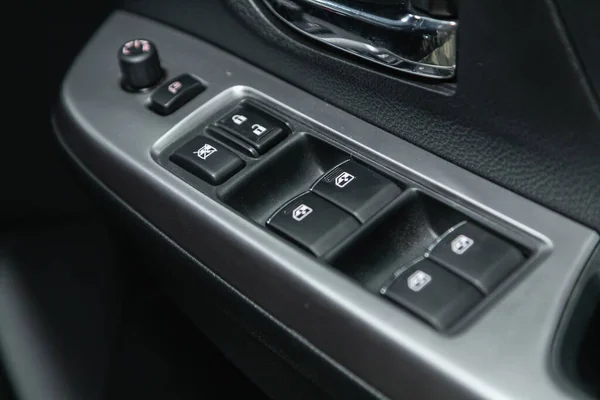 2021年11月18日 俄罗斯诺沃西别尔斯克 Subaru Levorg 装有门窗控制面板的汽车门内部扶手 门锁按钮 内政细节 — 图库照片