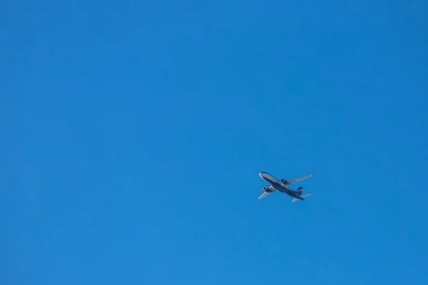 Flight White Plane Flag Russia Blue Background — Stockfoto