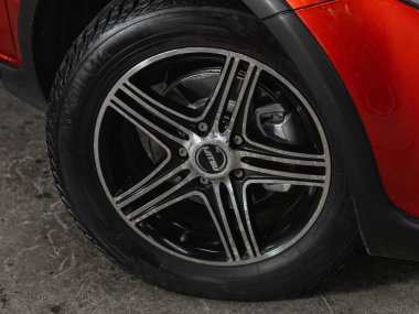 Novosibirsk, Rusya - 09 Aralık 2021: Suzuki SX4, Araç tekerleğini kapat 