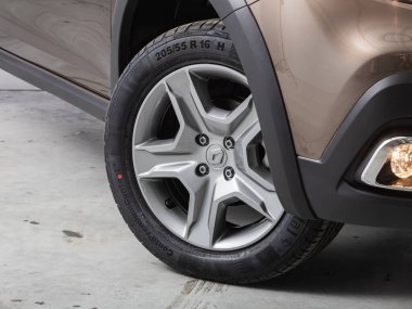 Novosibirsk, Rusya - 09 Aralık 2021: Renault Sandero Stepway, Araç tekerleğini kapat 