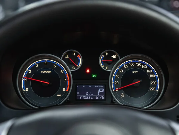 Novosibirsk ロシア 2021年12月9日 スズキSx4 車のダッシュボード現代の自動車制御照明パネル速度表示 — ストック写真