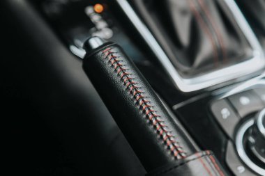 Elle vites kutusu kolu arabada.