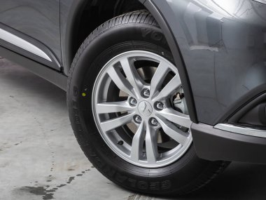 Novosibirsk, Rusya - 31 Ekim 2021: Mitsubishi Outlander, tampon, alaşım tekerleği, araba temizleme 