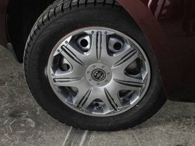 Novosibirsk, Rusya - 01 Ocak 2022: Lada Kalina, tampon, alaşım tekerleği, araba temizleme 