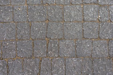 Duvar gri taşlarla döşenmiş, üst manzara. Taş dokusu, açık taş döşemeler.