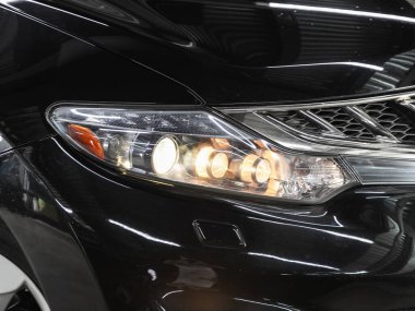 Novosibirsk, Rusya - 10 Ocak 2022: Nissan Murano, yeni arabanın ayrıntılı ışığı. Dış detay 