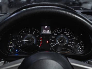 Novosibirsk, Rusya - 17 Kasım 2021: Subaru Outback, arabanın ön paneli parlak ışıkla aydınlatılır. Hız göstergesi, daire ölçer, yağ ve yakıt seviyesi