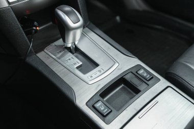 Novosibirsk, Rusya - 17 Kasım 2021: Subaru Outback, şanzıman kolu