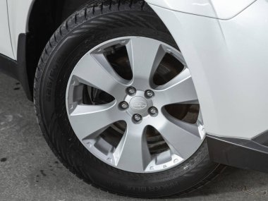 Novosibirsk, Rusya - 17 Kasım 2021: Subaru Outback, hafif alaşımlı tekerlekle arabanın ön tarafını kapatın.