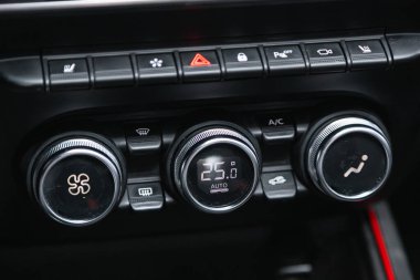 Novosibirsk, Rusya - 11 Ocak 2022: Renault Akana, İklim Kontrol Paneli 'ndeki arabanın klimasını açmak için düğmeler