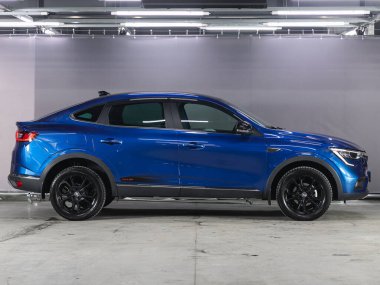 Novosibirsk, Rusya - 11 Ocak 2022: Mavi Renault Akana, yan görüş. Otoparktaki modern bir cipin fotoğrafı. 