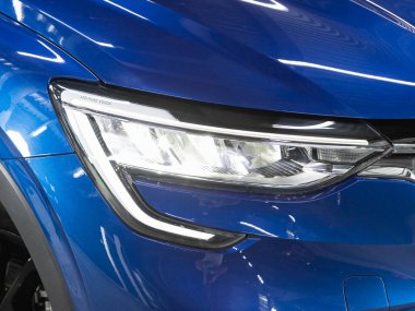 Novosibirsk, Rusya - 11 Ocak 2022: Renault Akana, yeni otomobilin ayrıntılı ışığı. Dış detay 