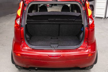 Novosibirsk, Rusya - 16 Ocak 2022: Nissan Note, Bagajı açık bir arabanın arka görüntüsü. Modern bir ca 'nın dışı.