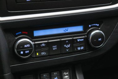 Novosibirsk, Rusya - 16 Ocak 2022: Toyota Auris, hava kontrol panelinin klimasını açmak için düğmeler