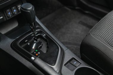 Novosibirsk, Rusya - 16 Ocak 2022: Toyota Auris, şanzıman kolu