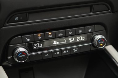Novosibirsk, Rusya - 16 Ocak 2022: Mazda CX-5, Klima panelindeki arabanın klimasını açmak için düğmeler