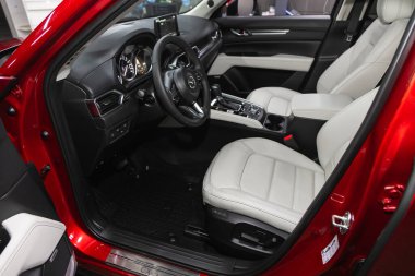 Novosibirsk, Rusya - 16 Ocak 2022: Mazda CX-5, direksiyon, vites kolu ve gösterge paneli, iklim kontrolü, hız göstergesi, ekran. Yeni bir stil mekanı.
