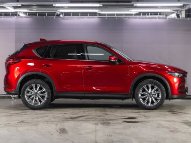 Novosibirsk, Rusya - 16 Ocak 2022: kırmızı Mazda CX-5, yan görüş. Otoparktaki modern bir cipin fotoğrafı. 
