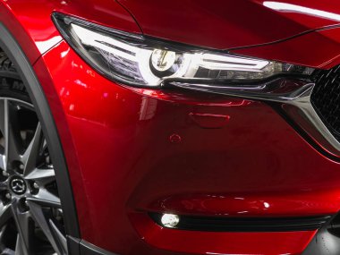Novosibirsk, Rusya - 16 Ocak 2022: Mazda CX-5, yeni araba için detay ışığı. Dış detay 