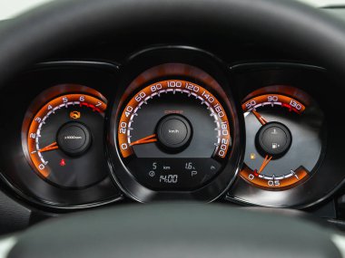 Novosibirsk, Rusya - 24 Ekim 2021: Lada Vesta SV Cross, aracın ön paneli parlak ışıkla aydınlatılmıştır. Hız göstergesi, daire ölçer, yağ ve yakıt seviyesi