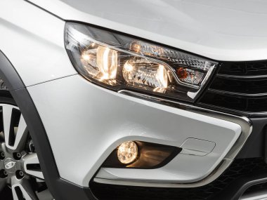 Novosibirsk, Rusya - 24 Ekim 2021: Lada Vesta SV Cross, Detail ışığı yeni arabanın üzerine. Dış detay 