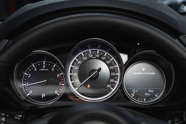 2022年1月16日 马自达Cx Mazda 汽车仪表盘被明亮的灯光照亮 速度计 油及燃料升降 — 图库照片
