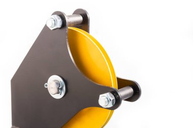 Beyaz izole edilmiş arka planda siyah metal endüstriyel patinaj detayı