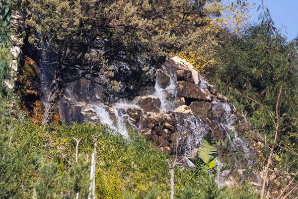 Крупним Планом Гірський Водоспад Зеленими Горами Травою Фоні Парку Теплий — стокове фото